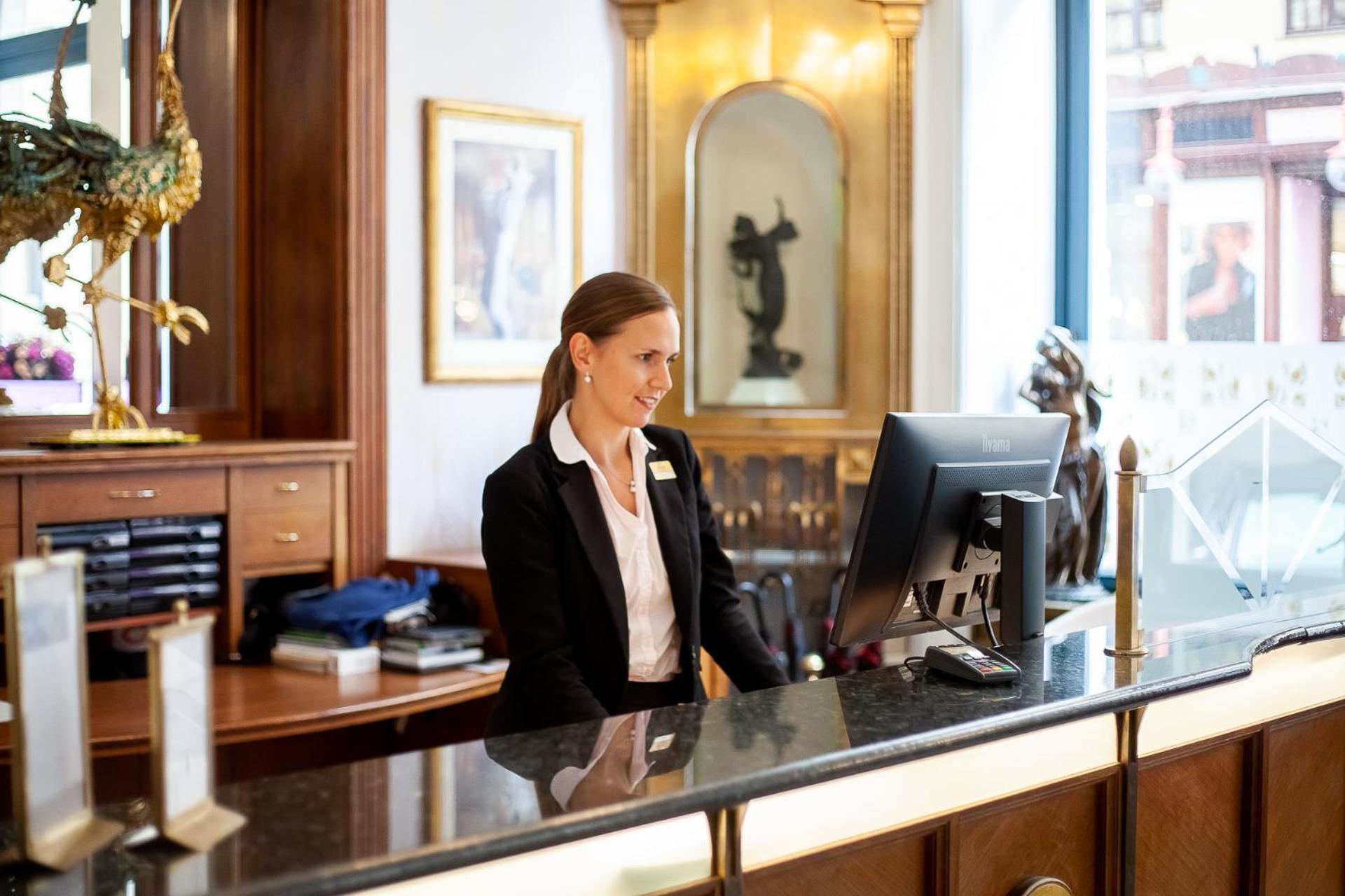 Hotel Paris Prague Exterior photo A hotel receptionist